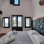 Oia Suites מלון