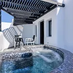 Oia Suites Hotel 3*